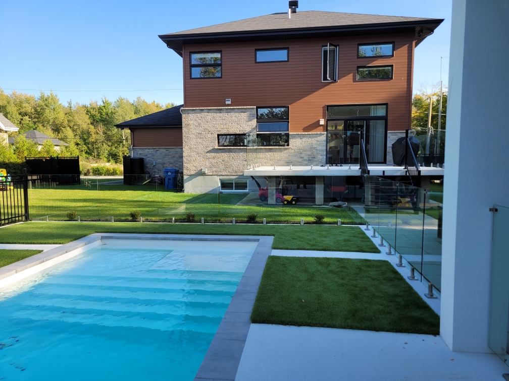 Garde-corps extérieur en verre clair près d'une piscine