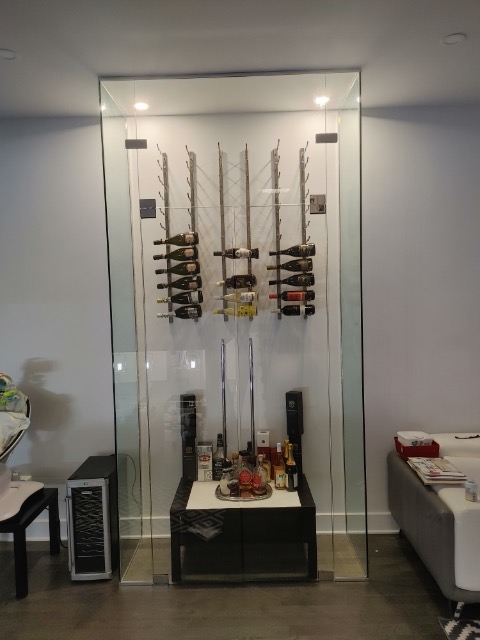 Cellier vertical fermé par des panneaux et des portes en verre clair