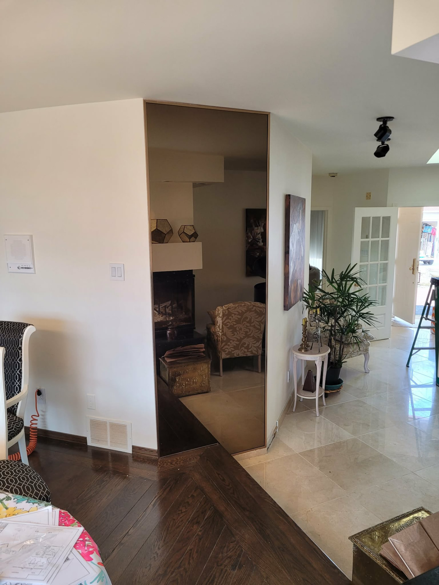 Grand miroir vertical sur mesure installé sur un mur intérieur