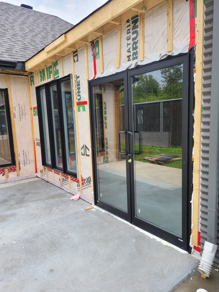 Portes et fenêtres à cadres noirs sur une construction résidentielle