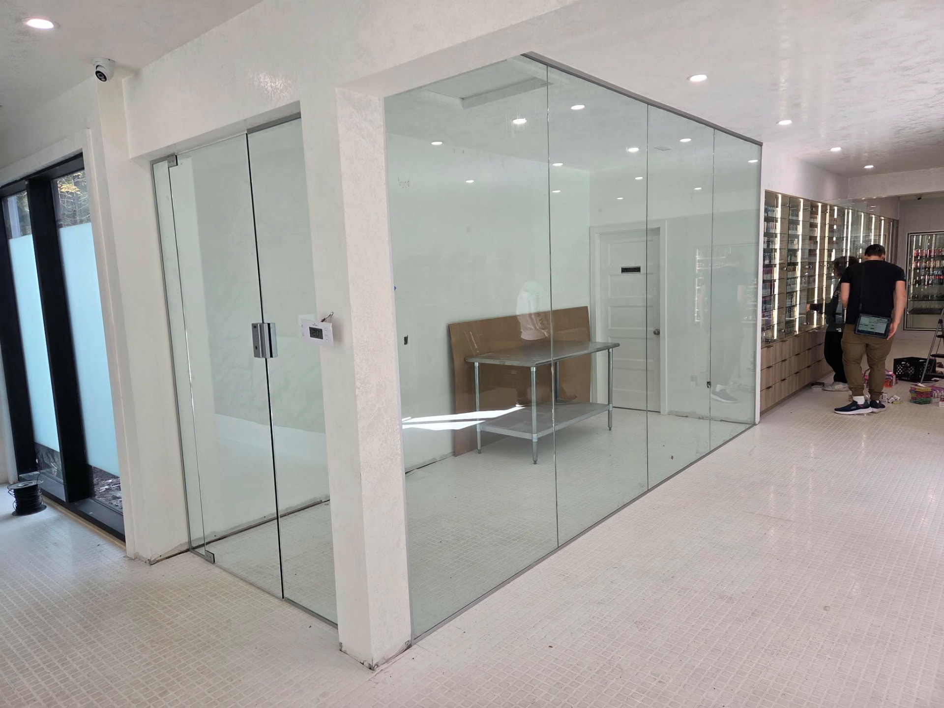 Division en verre clair avec porte vitrée