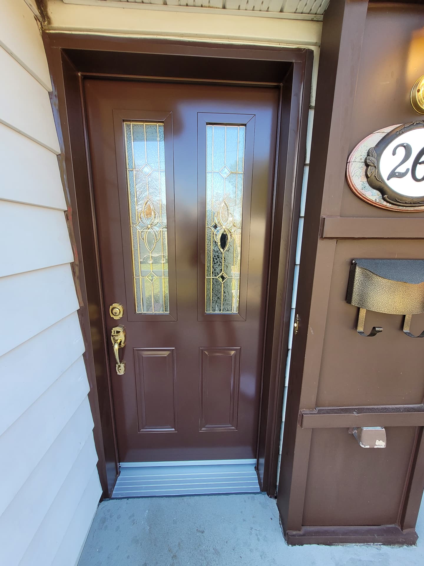 Porte d’entrée avec deux panneaux verticaux en verre décoratif