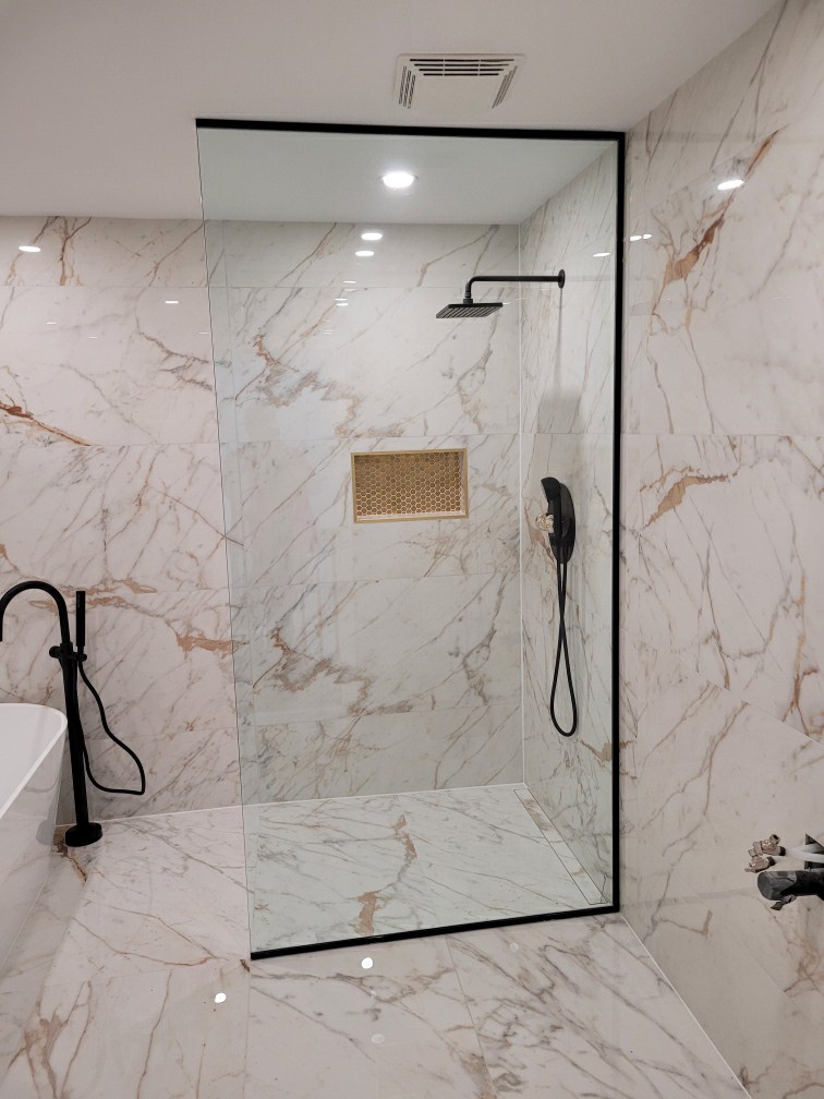 Douche italienne avec panneau en verre clair et quincaillerie noire