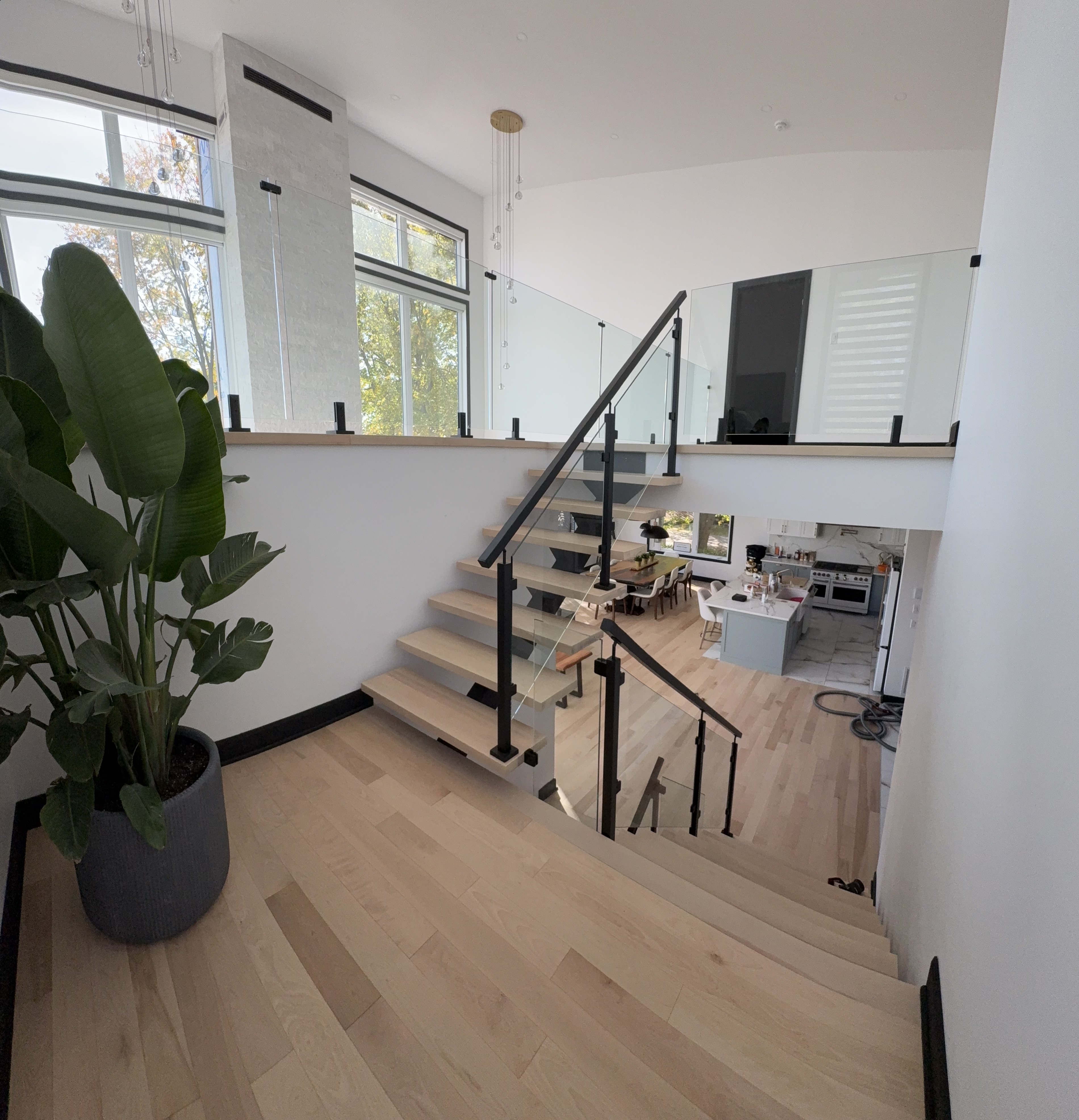 Installation de garde-corps en verre clair
