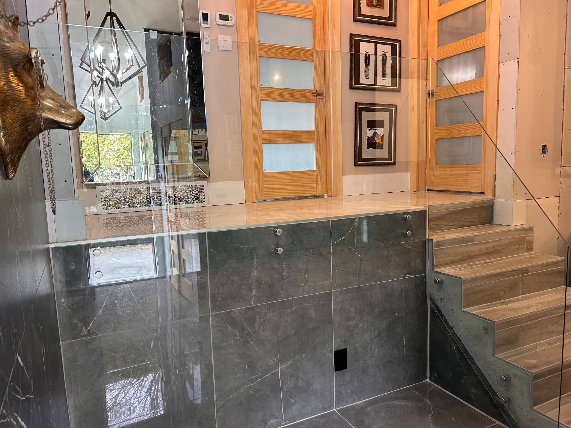 Garde-corps en verre clair autour d'un palier et d'un escalier