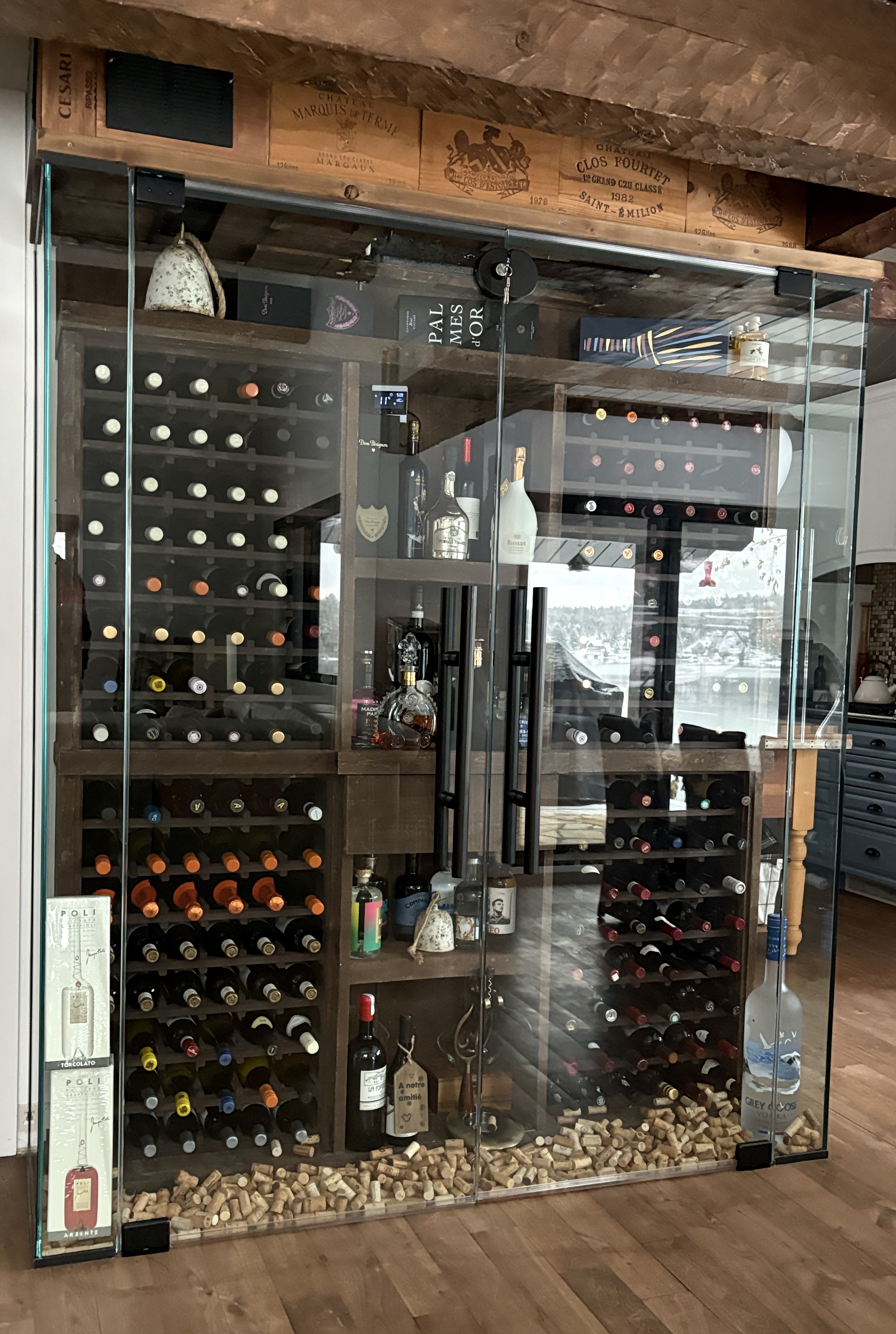Cellier fermé par des panneaux de verre clair