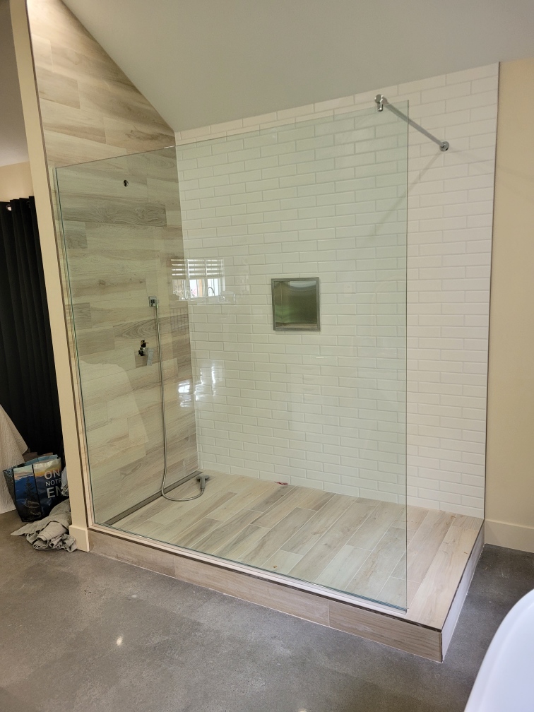 Douche ouverte avec grand panneau fixe en verre clair