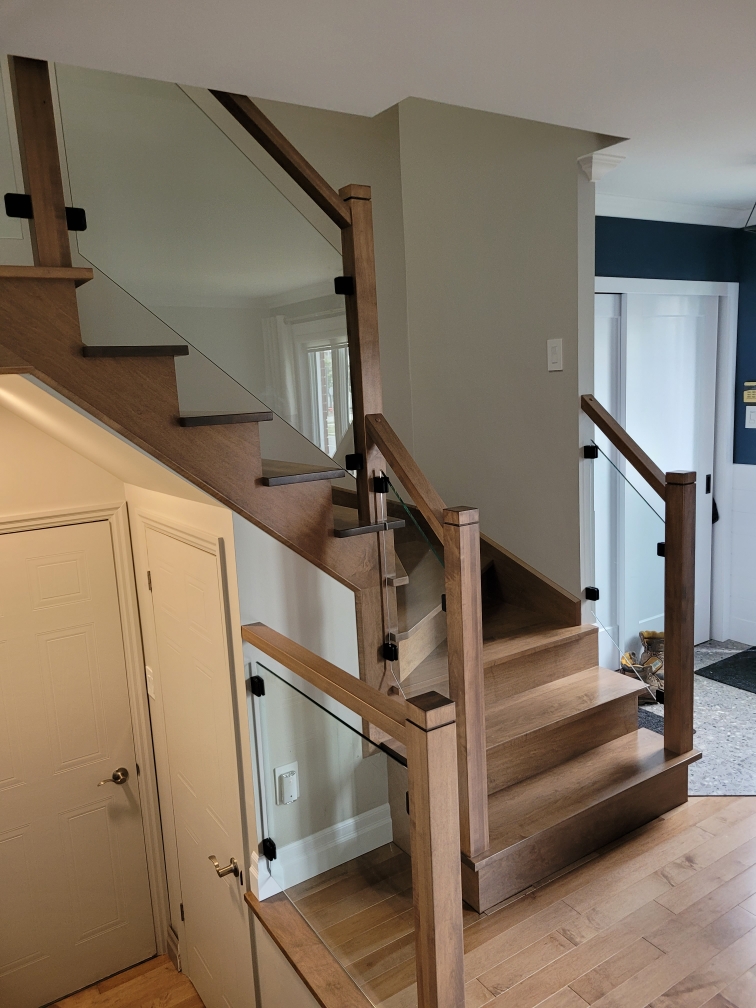 Rampe d'escalier en verre clair avec structure en bois
