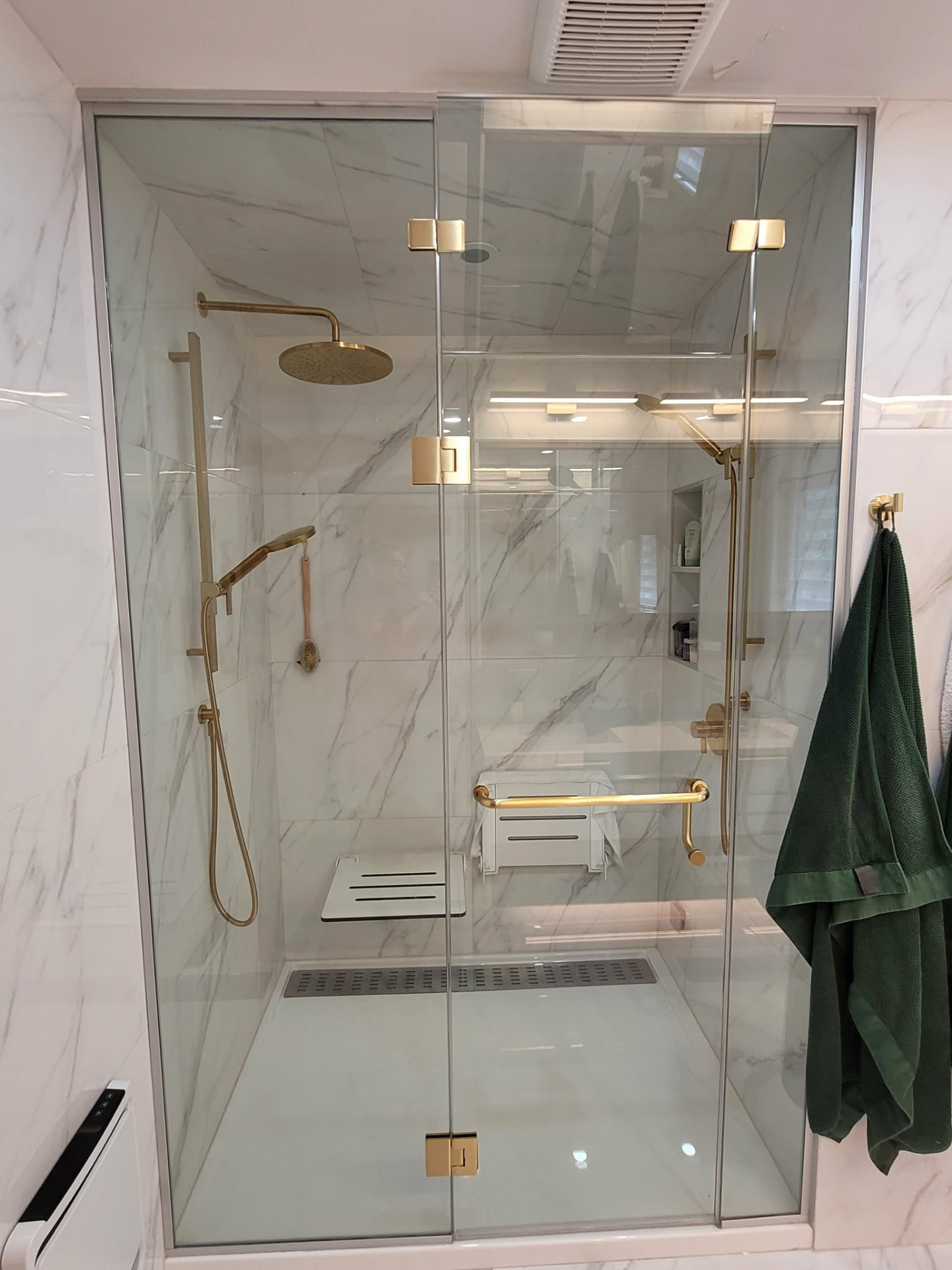 Douche en verre clair avec quincaillerie dorée