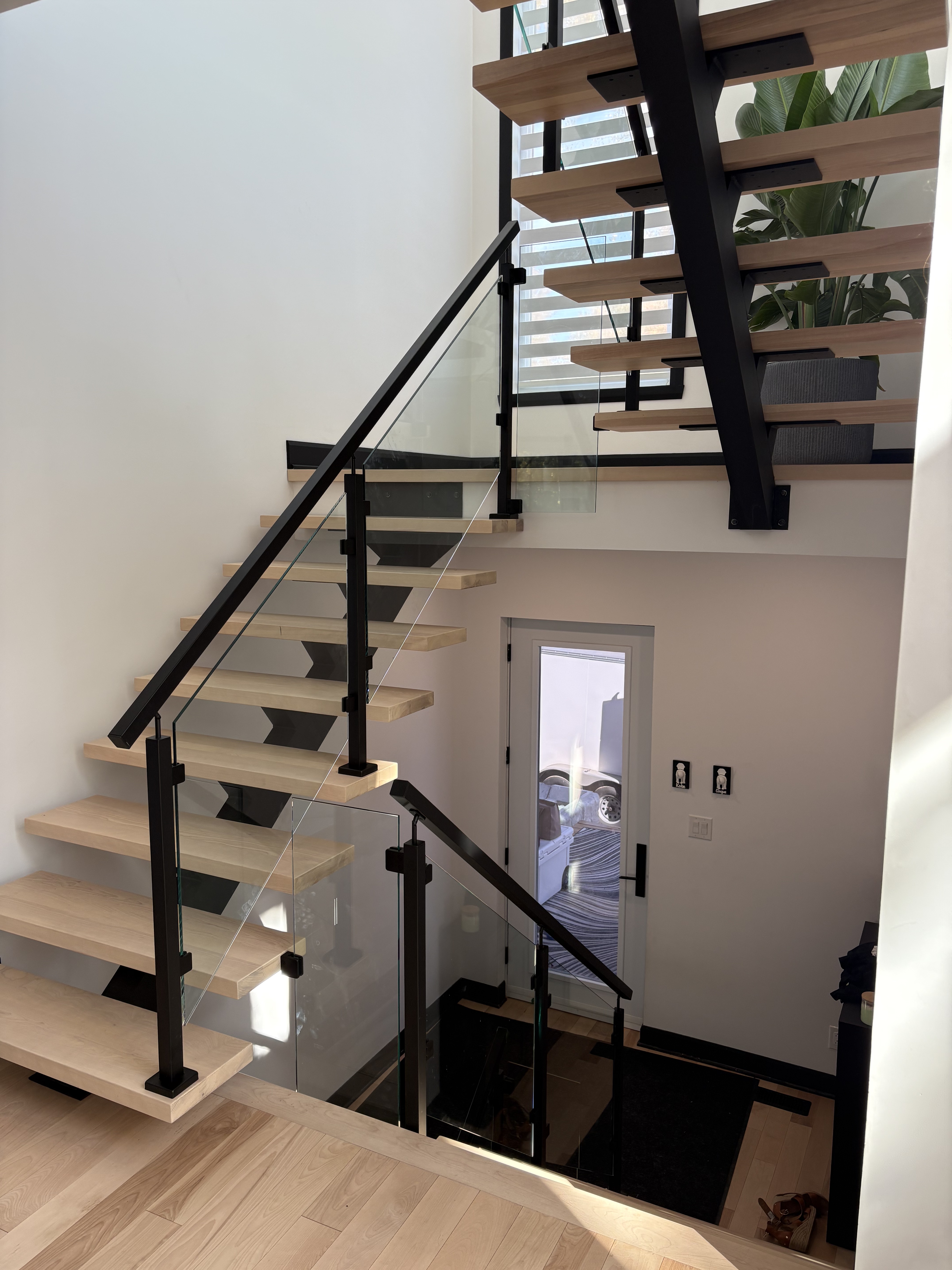 Garde-corps en verre clair installé le long d'un escalier intérieur