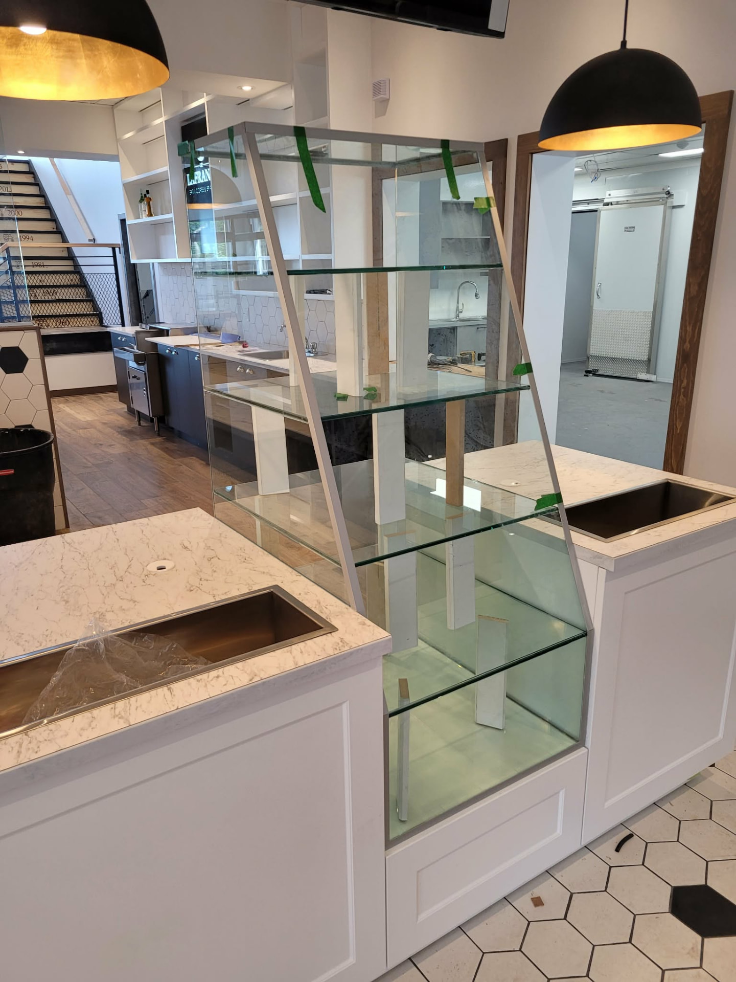 Structure de comptoir composée de tablettes en verre clair