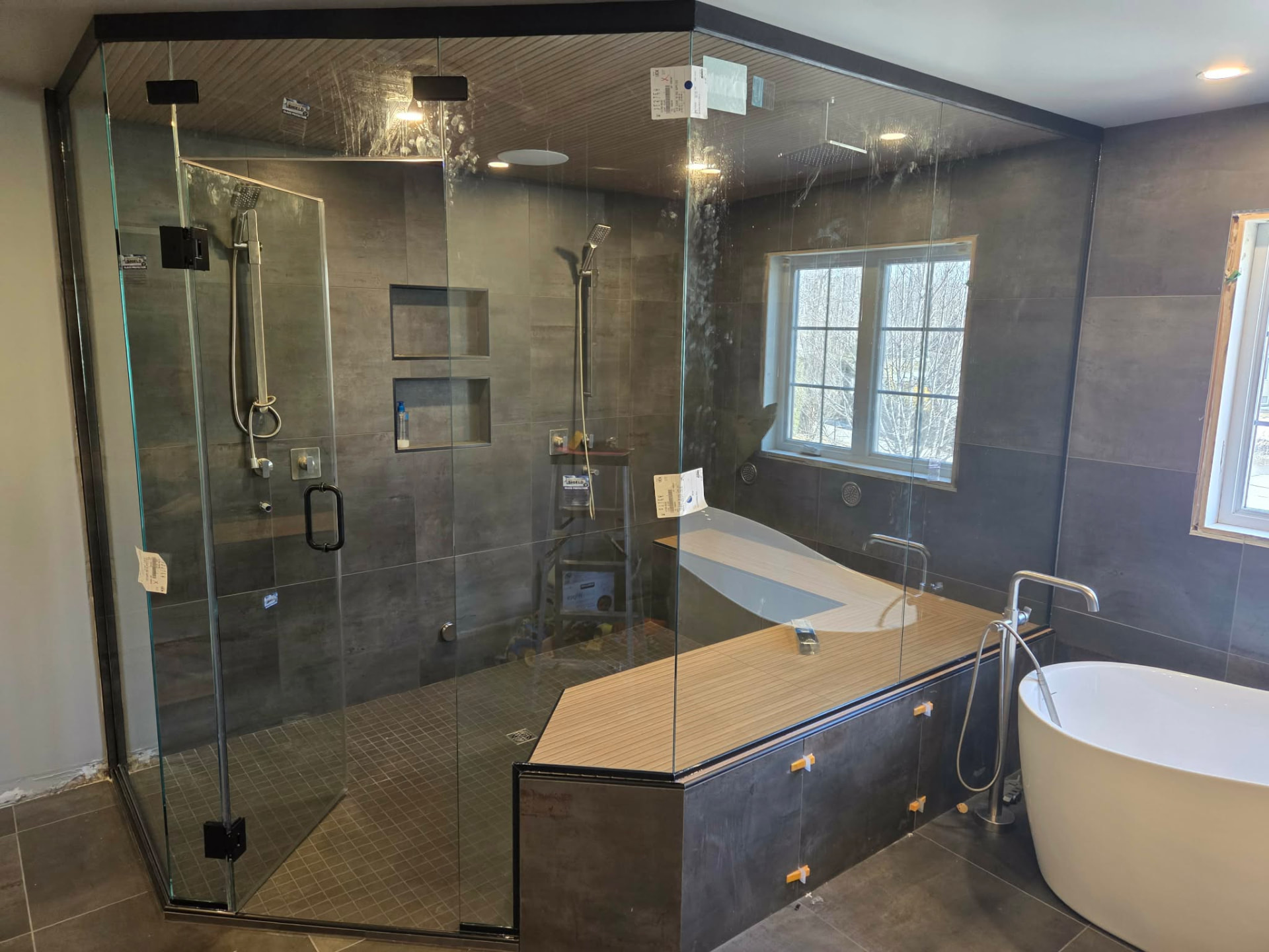 Installation vitrée sur mesure réunissant une douche et une baignoire