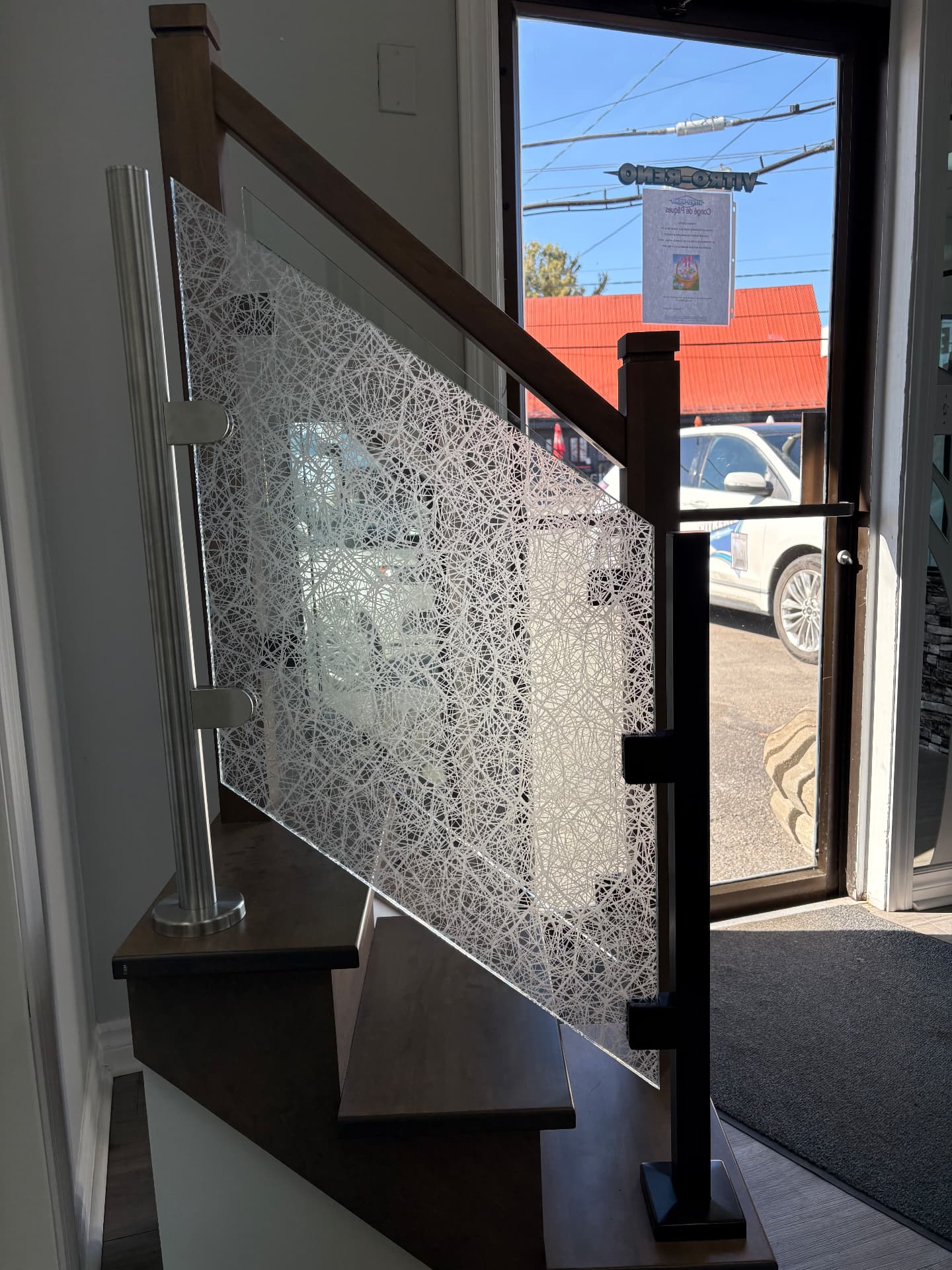 Panneau de garde-corps en verre texturé dans un escalier