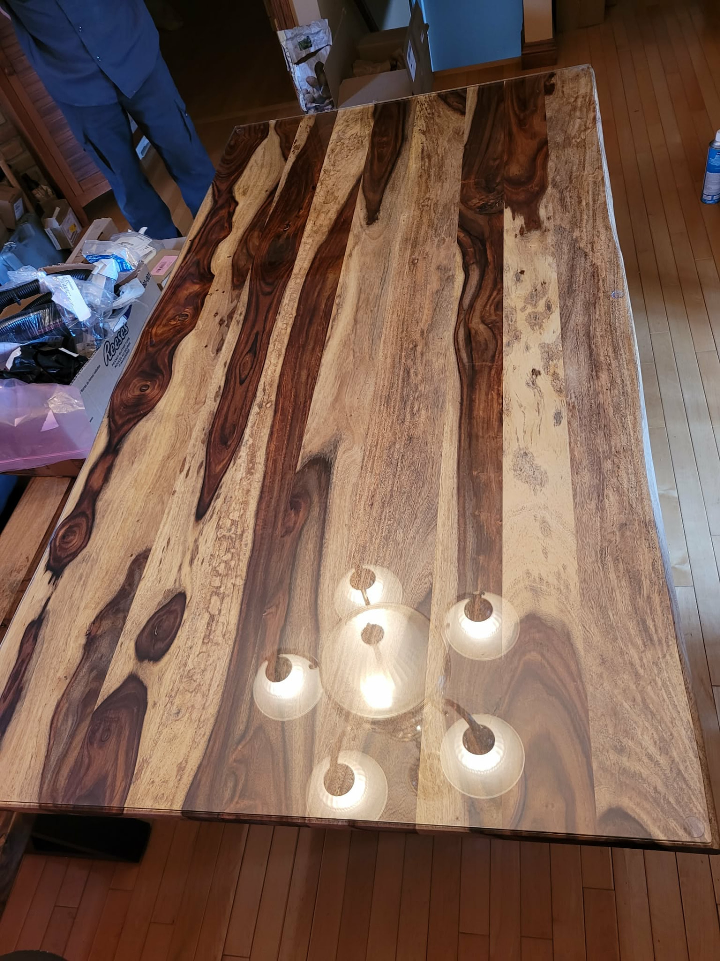 Dessus de table rectangulaire en verre clair sur une surface en bois