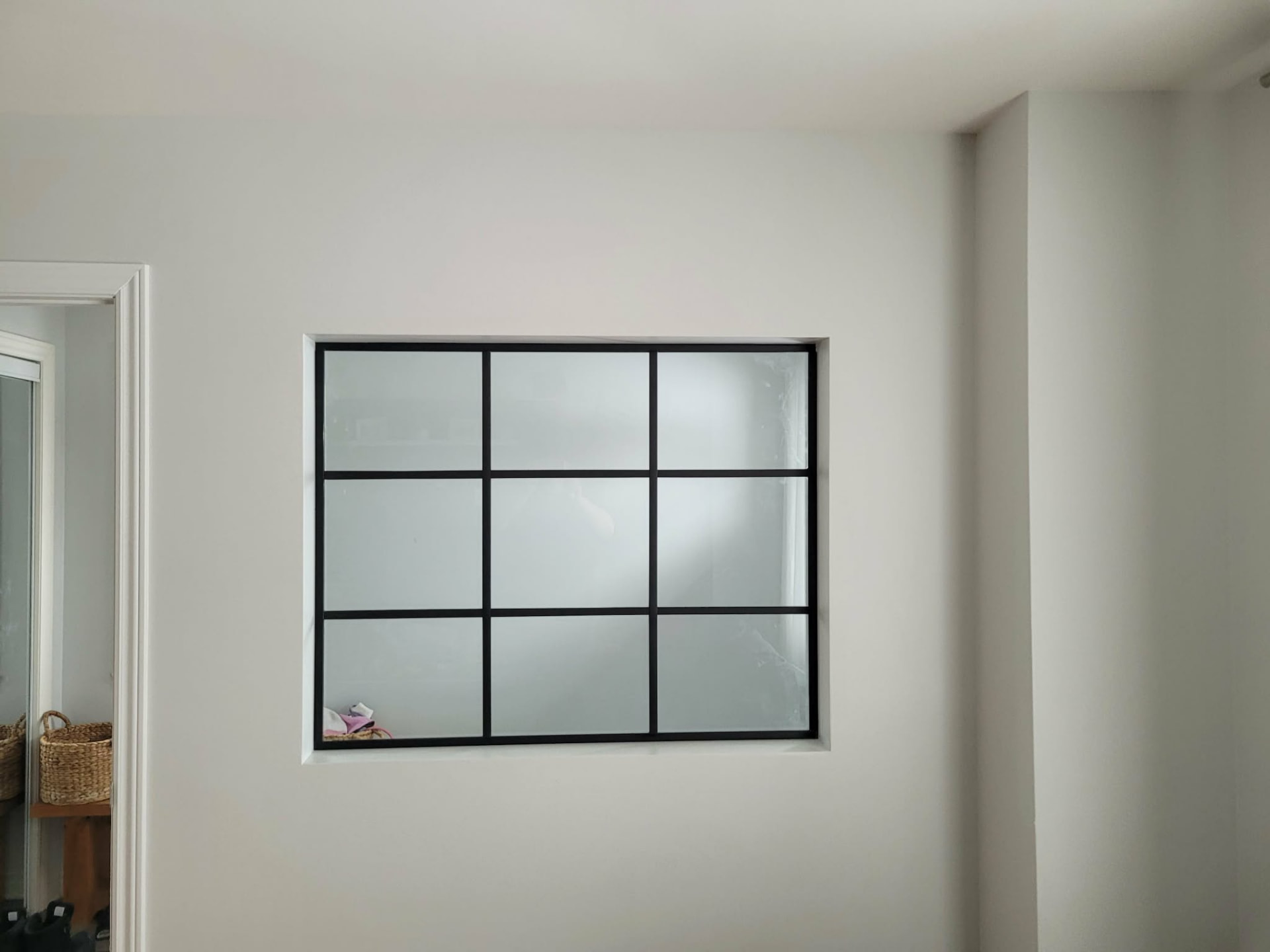 Division en verre dépoli avec encadrement noir